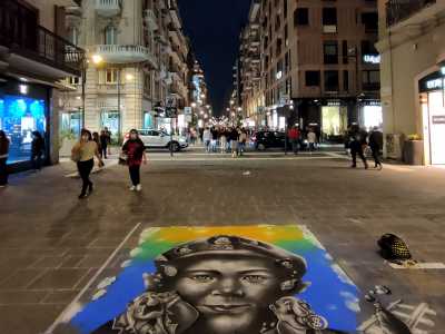 E nel frattempo il pezzo � ormai completato, firmato con la dicitura �Martino Pitture�. L�artista ci ha messo otto ore per finirlo: un grosso impegno che svanir� via con la prima pioggia (foto di Raffaele Torelli)
